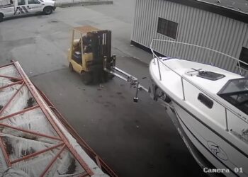 La manovra disastrosa: carrello e yacht distrutti