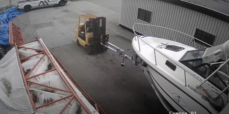 La manovra disastrosa: carrello e yacht distrutti