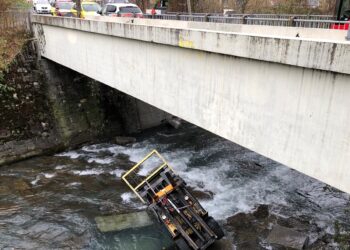 Si apre una voragine e cade con il muletto dal ponte