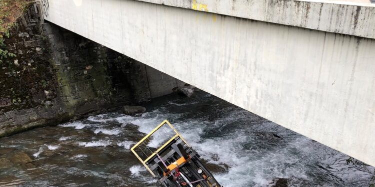 Si apre una voragine e cade con il muletto dal ponte