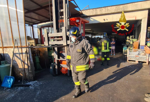 Schiacciato dal muletto nell’officina, muore 75enne