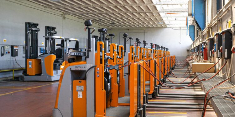 I carrelli STILL al lavoro nel centro distribuzione Renault in Lombardia